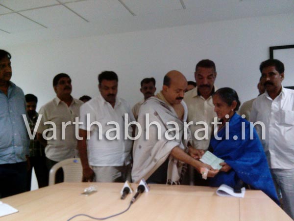 ಮಂಗಳೂರು :  ಅಪಘಾತ ಸಂತ್ರಸ್ತರಿಗೆ ಮೊಯಿದಿನ್ ಬಾವ ಅವರಿಂದ ಚೆಕ್ ಹಸ್ತಾಂತರ